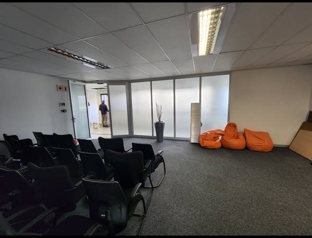 222M² OFFICE TO LET IN PINELANDS